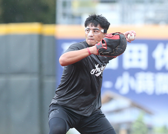 乐天桃猿朱育贤化身「面具侠」。（陈怡诚摄）