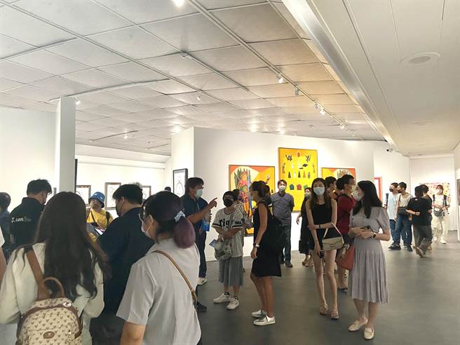 开展当日就有许多民眾前往观赏，一睹展览与音乐的迷人之处。（杨舒婷摄）