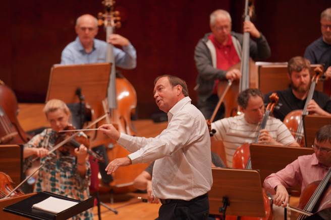 因疫情而延宕多时，首屈一指的布拉格爱乐管弦乐团今晚总算要在台湾首登场。图为下午彩排画面。（宽宏艺术提供）