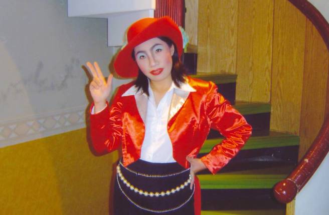 如花过去以夸张妆容和经典的丝袜套头走红。(图／本报系资料照)