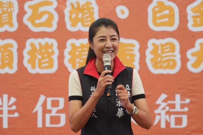 國民黨南投縣長參選人許淑華今（8）日在臉書上分享照片，直言「近千對佳偶牽手走過半世紀，相互包容扶持，不離不棄，家庭幸福美滿令人稱羨」。（取自許淑華臉書）