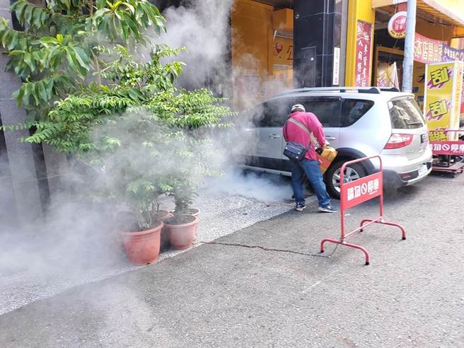 卫生局于接获通报后，立即启动扩大疫调採检、进行地毯式孳生源清除与紧急喷药、环境大扫荡3合1紧急防治工作。（高市卫生局提供／杨舒婷高雄传真）