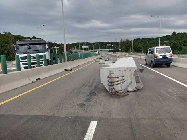 台61线南向111公里处8日下午1时许发生曳引车自撞分隔岛，其车上载运的10公吨梁柱喷飞至对向车道。（翻摄自脸书《竹南警察分局粉丝团》）