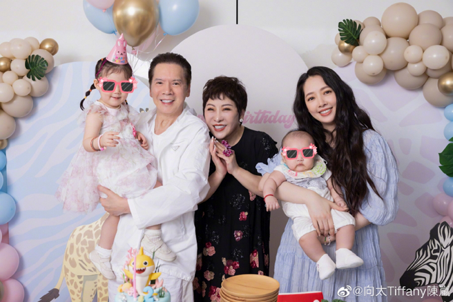郭碧婷公婆向华强和向太陈岚来台探孙。(图/ 摘自向太Tiffany陈岚微博)