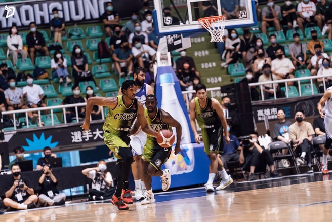 梦想家米勒(左)持球准备快攻。(台新梦想家提供)