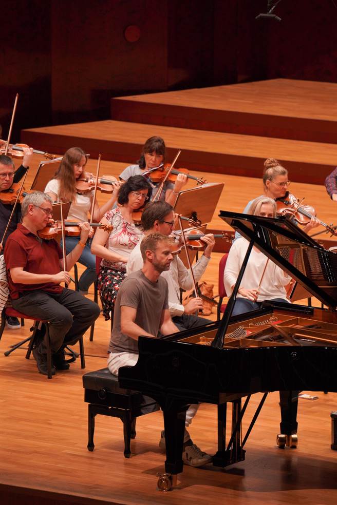 活跃于国际乐坛的美国钢琴家安德鲁．冯．欧延（Andrew Von Oeyen）首度来台，这趟台湾行将随着布拉格爱乐管弦乐团北中南巡演，最远还将到屏东，他对台湾有很多好奇，并表示希望能有机会到故宫走走。（宽宏艺术提供）