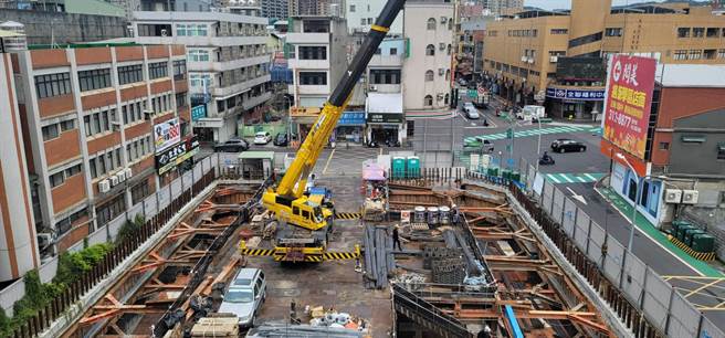 桃園市蘆竹警分局正在施工中，預計明年3月竣工，後將啟動蘆竹行政園區興建計畫，目前編列預算2000萬元規畫設計，預計明年年底可動工。（陳夢茹攝）