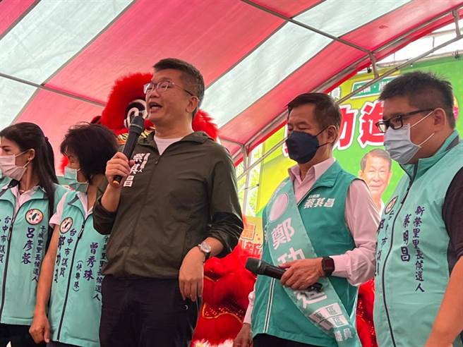 民進黨台中市東南區市議員參選人鄭功進（後）與同黨台中市長參選人蔡其昌（前）8日於南區成立「行動派」聯合競選總部。（讀者提供／張妍溱台中傳真）