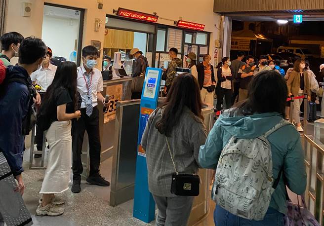 因列车误点，另1班列车不等人，近100位民眾今天凌晨才到家。 （民眾提供）