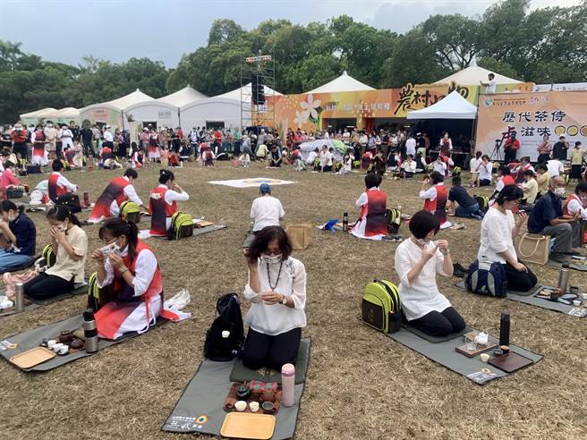 南投世界茶业博览会8日开幕，现代茶席─无我茶会。（廖志晃摄）