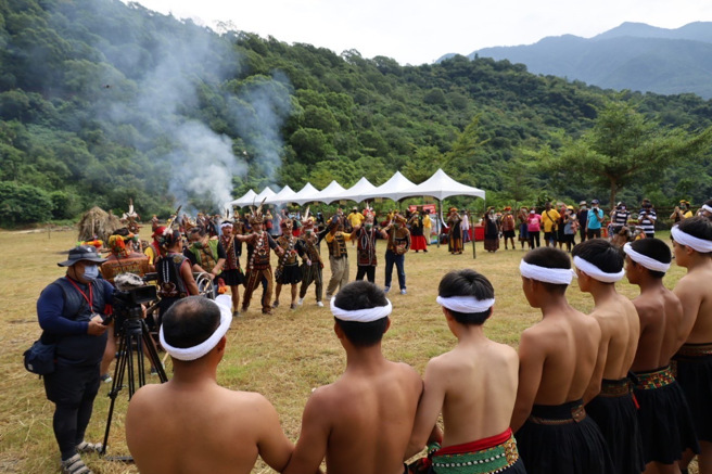 茂林区万山部落昨天举办祖灵祭活动，重现睽违8年的祖先移垦循环轮耕地智慧，晚间月光下围舞以勇士舞等方式，展现万山族人的热情。（高雄市原民会提供／林雅惠传真）
