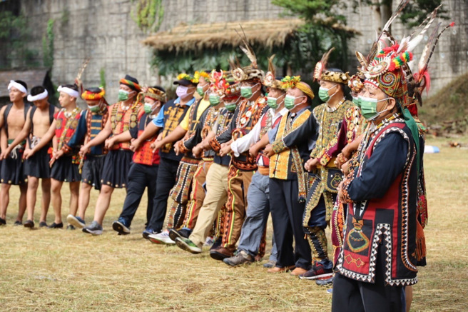 茂林区万山部落昨天举办祖灵祭活动，重现睽违8年的祖先移垦循环轮耕地智慧，晚间月光下围舞以勇士舞等方式，展现万山族人的热情。（高雄市原民会提供／林雅惠传真）
