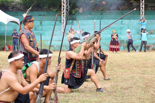 茂林区万山部落昨天举办祖灵祭活动，除重现睽违8年的祖先移垦循环轮耕地智慧，也呈现勇士出征、围猎文化传统。（高雄市原民会提供／林雅惠传真）

