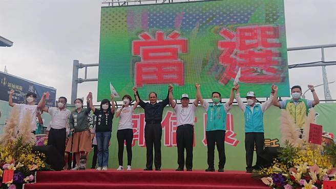 立法院长游锡●（方方土）（黑外套者）到场为无党籍的台南市议长郭信良（右四）站台，力挺他连任议员后再连任议长。（程炳璋摄）