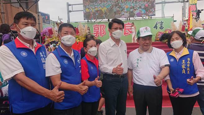 国民党籍台南市长参选人谢龙介（白衬衫者）为无党籍台南市议长郭信良（右二）站台支持，强调在野大联盟，祝福连任议长。（程炳璋摄）