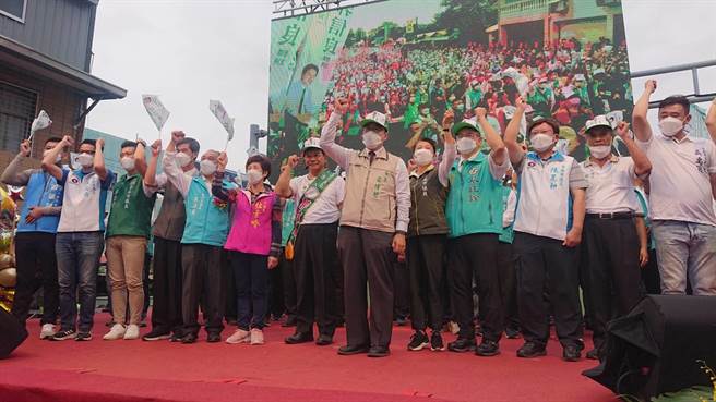 台南市长黄伟哲为台南市议长郭信良站台，台上蓝、绿与无党籍议员都到场表态力挺，主持人要求黄伟哲表态支持郭连任议长，黄伟哲面露尷尬。（程炳璋摄）