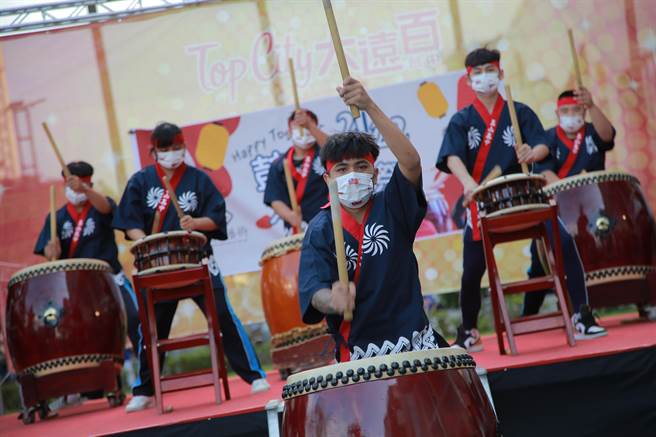 國慶連假「第三屆鼓創藝術太鼓文化祭」在台中大遠百一樓廣場震撼登場。（鼓創藝術提供／馮惠宜台中傳真）