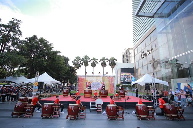國慶連假「第三屆鼓創藝術太鼓文化祭」在台中大遠百一樓廣場震撼登場。（鼓創藝術提供／馮惠宜台中傳真）