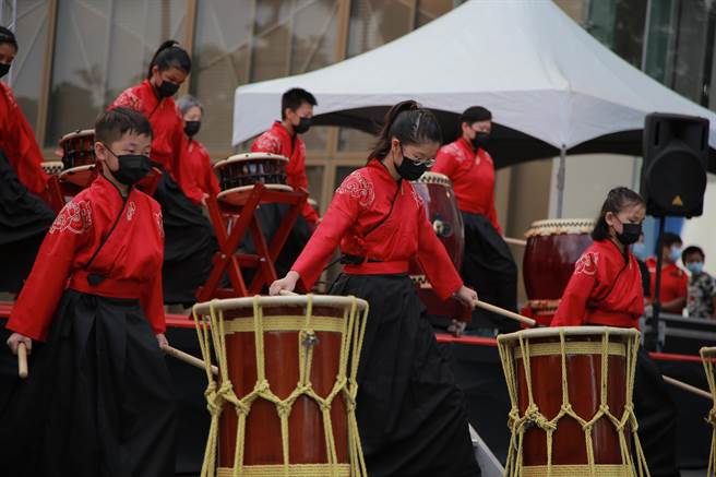國慶連假「第三屆鼓創藝術太鼓文化祭」在台中大遠百一樓廣場震撼登場。（鼓創藝術提供／馮惠宜台中傳真）