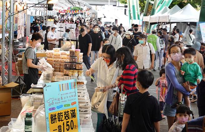 「商圈嘉年华-台北生活祭」活动8日起在圆山花博盛大登场，吸引不少民眾趁着双十连假前往逛街。（姚志平摄）