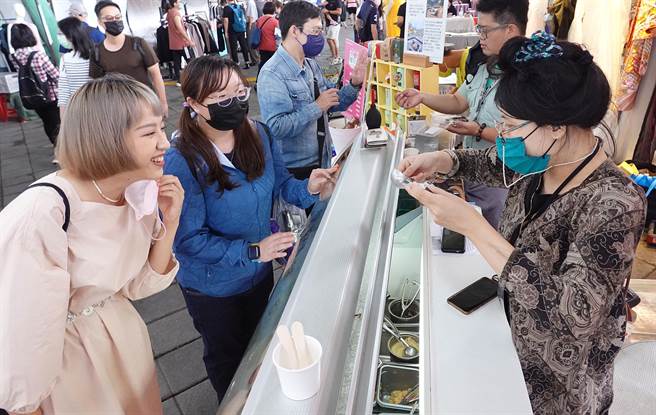  在「商圈嘉年华-台北生活祭」活动中，民眾兴奋地等待冰淇淋试吃。（姚志平摄） 