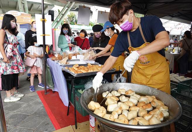 在「商圈嘉年华-台北生活祭」活动中，顾客一直上门让炸双胞胎的手没空停歇休息。（姚志平摄）