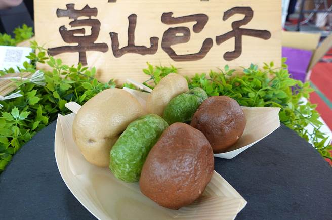 在「商圈嘉年华-台北生活祭」活动中，草山包子串起民眾的食欲。（姚志平摄） 
