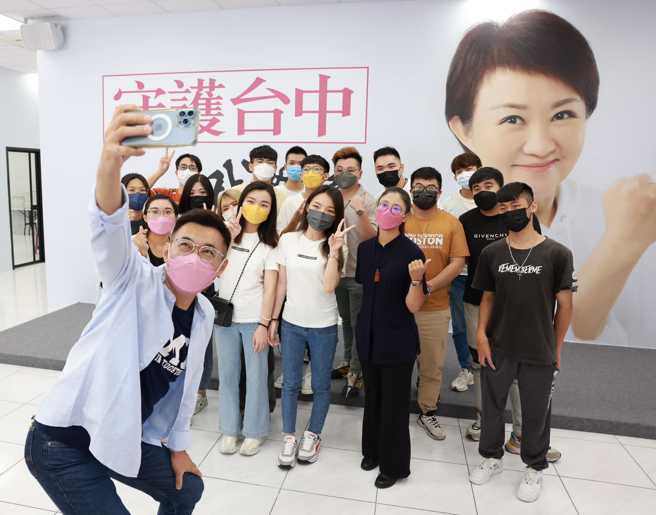 卢秀燕宣布，竞选捐款平台在今天上线了！同时感谢 江启臣 总干事，今日到「燕子总部」开箱竞选小物。（取自卢秀燕脸书）