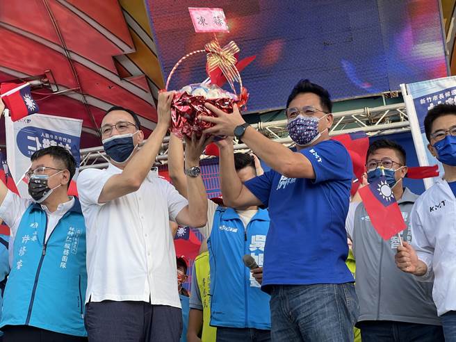国民党新竹市长参选人林耕仁首场户外大型造势8日傍晚在北区树林头停车场登场，党主席朱立伦也到场为林耕仁站台。（王惠慧摄）