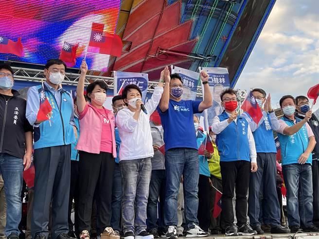 国民党新竹市长参选人林耕仁首场户外大型造势8日傍晚在北区树林头停车场登场，台中市长卢秀燕也到场为林耕仁站台。（王惠慧摄）