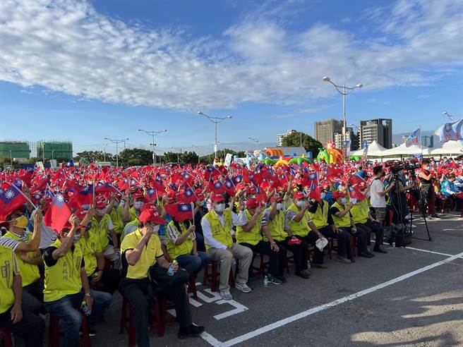 国民党新竹市长参选人林耕仁首场户外大型造势8日傍晚在北区树林头停车场登场，台下支持者挥舞着国旗，现场支持声不断，营造蓝营大团结气势。（王惠慧摄）