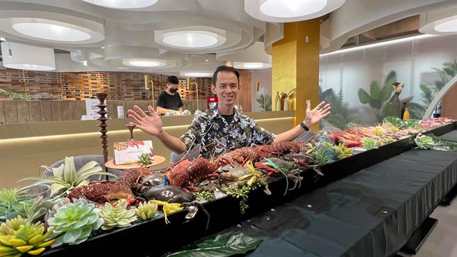 业者端出生猛海鲜。（柯宗纬摄）