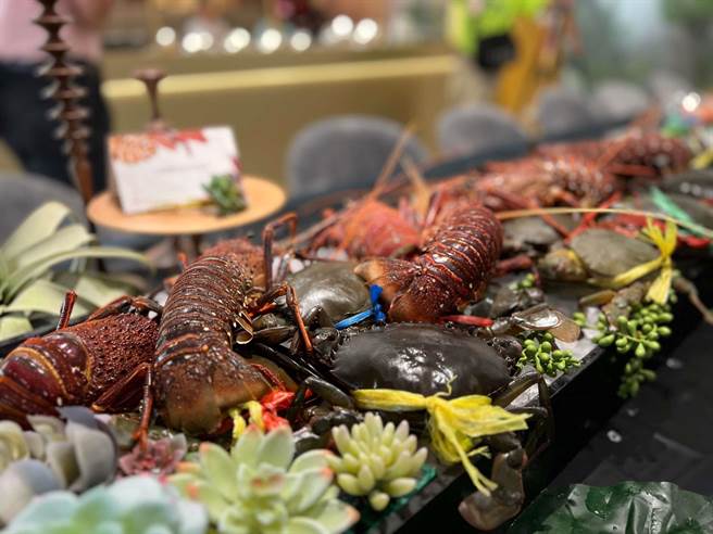 业者端出生猛海鲜。（柯宗纬摄）