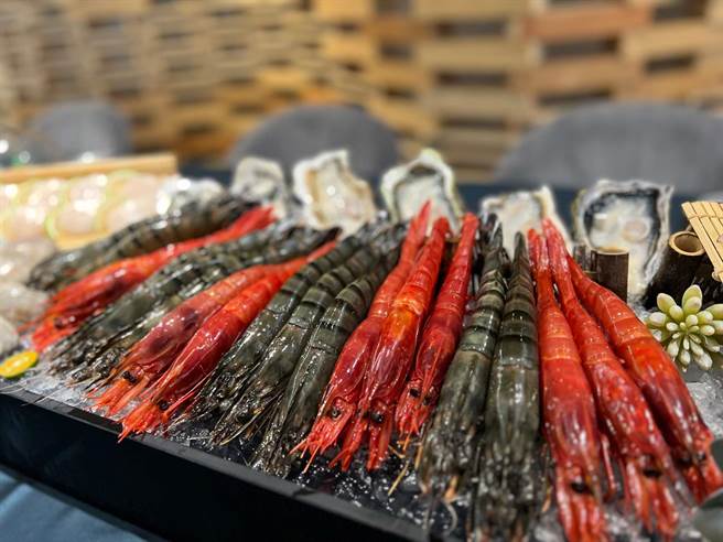 业者端出生猛海鲜。（柯宗纬摄）