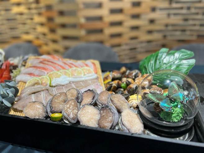 业者端出生猛海鲜。（柯宗纬摄）