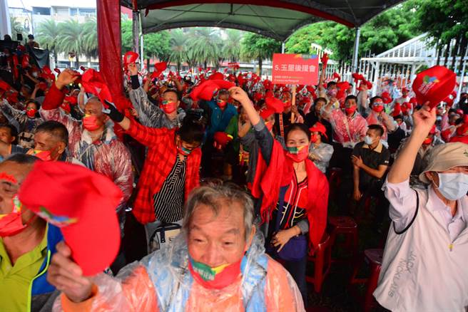 花莲下大雨，竞选总部成立大会，仍有不少支持者力挺。（王志伟摄）