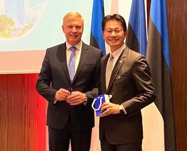 愛沙尼亞前國防部長Kalle Laanet(月中旬卸任）應邀致詞後致贈愛國國會大廈圖樣紙鎮予李憲章大使。（駐拉脫維亞代表處提供）