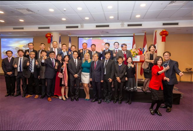 李憲章與國立中山大學校長鄭英耀及該校教授訪團合影。（李憲章提供）