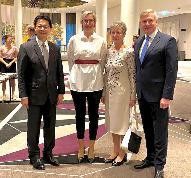 李憲章大使與愛沙尼亞前國防部長Kalle Laanet夫婦及女兒合影。 （駐拉脫維亞代表處提供）