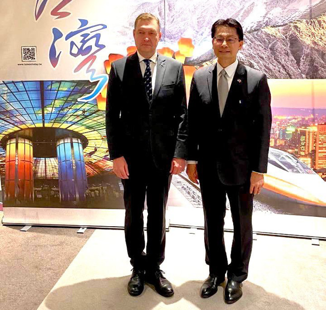 李大使與愛沙尼亞國會歐洲事務委員會主席Raivo Tamm合影。（駐拉脫維亞代表處提供）