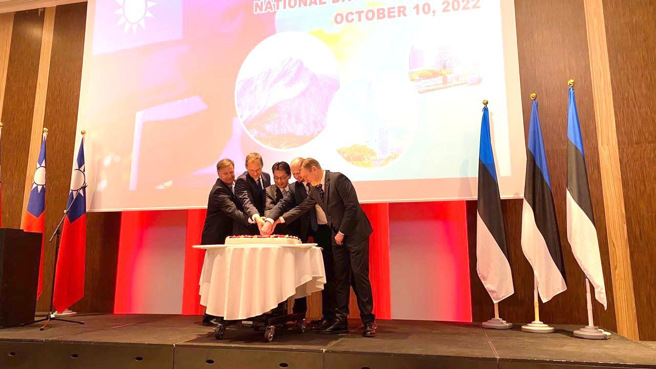 李憲章大使及與會貴賓共切國慶蛋糕。（駐拉脫維亞代表處提供）