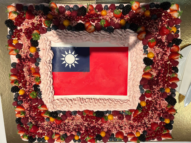 李憲章大使及與會貴賓共切國慶蛋糕。（駐拉脫維亞代表處提供）