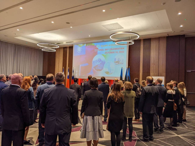 與會賓客演唱中華民國國歌！（駐拉脫維亞代表處提供）