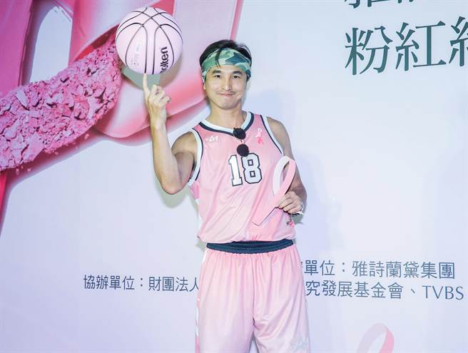 王少伟今（8日）出席雅诗兰黛粉红丝带公益篮球赛。（粘耿豪摄）