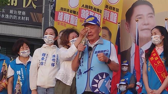 苗栗县长徐耀昌8日晚间在锺东锦竹南竞选总部站台相挺，被台下乡亲热情感动落泪，蔡丽卿连忙替他拭泪。（锺东锦竞总提供／谢明俊苗栗传真）