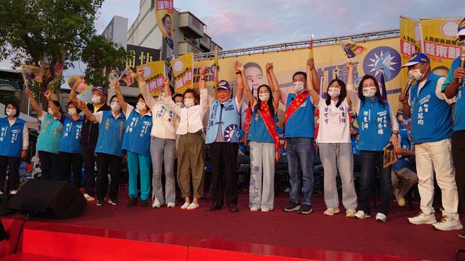 苗栗县长徐耀昌8日晚间在锺东锦竹南竞选总部站台相挺。（锺东锦竞总提供／谢明俊苗栗传真）