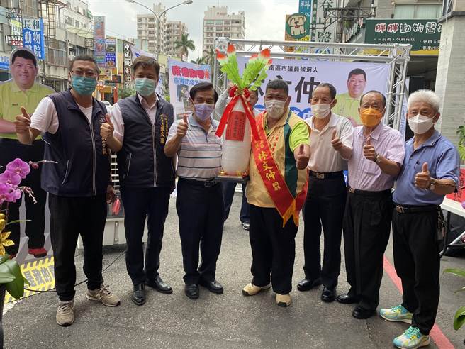 台中市东南区市议员的林文仲（右4），8日于国光路成立南区服务处，东南区很多里长前往相挺，热闹滚滚。（张妍溱摄）