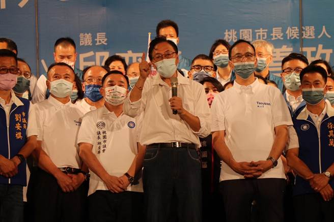国民党桃园市长参选人张善政（前排右三）8日晚间成立南区竞选总部，痛批民进党不仅混淆是非，更是最大的是非制造机。（蔡明亘摄）