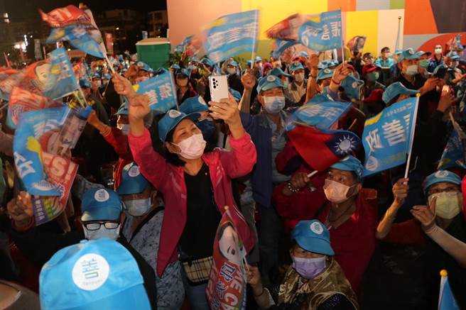 国民党桃园市长参选人张善政8日晚间成立南区竞选总部，现场超过2万名支持者到场高喊冻蒜。（蔡明亘摄）