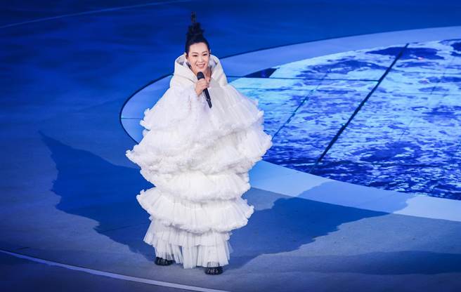 刘若英身穿云朵装，演唱〈彼得潘〉为演唱会揭开序幕。（罗永铭摄）